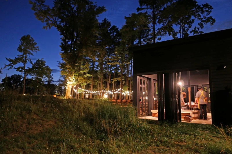 玻璃小屋的晚餐,則以「爐端燒」形式進行。 玻璃小屋的晚餐,則以「爐端燒」形式進行。