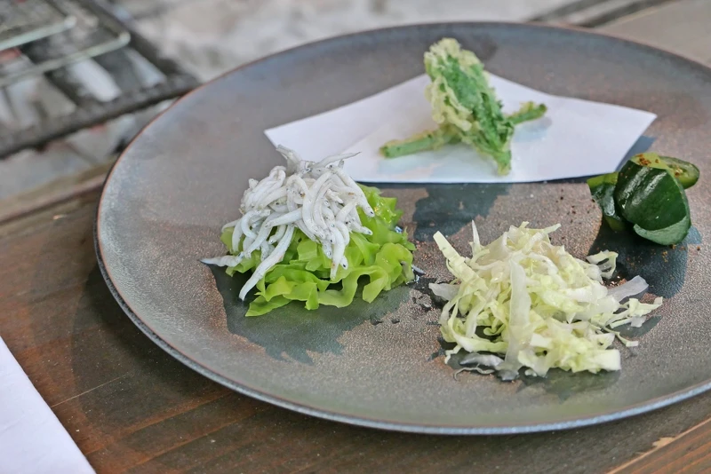 炸茼蒿天婦羅、醃漬小黃瓜與吻仔魚高麗菜。 炸茼蒿天婦羅、醃漬小黃瓜與吻仔魚高麗菜。