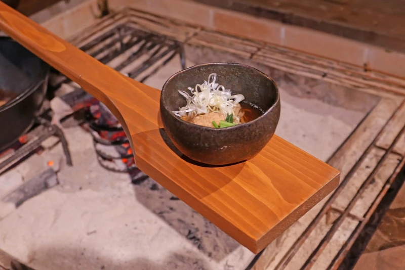 木製船槳將蕎麥麵佐知床雞肉丸。 木製船槳將蕎麥麵佐知床雞肉丸。