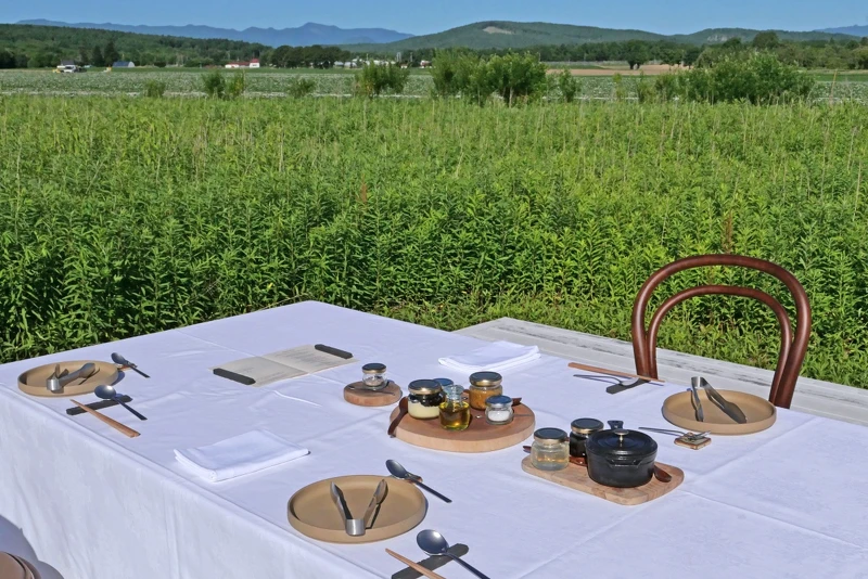 餐桌擺上料理長自製的各個醬料。 餐桌擺上料理長自製的各個醬料。