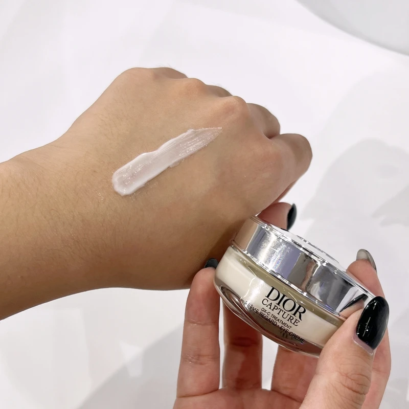 迪奧逆時活氧眼霜質地示意。