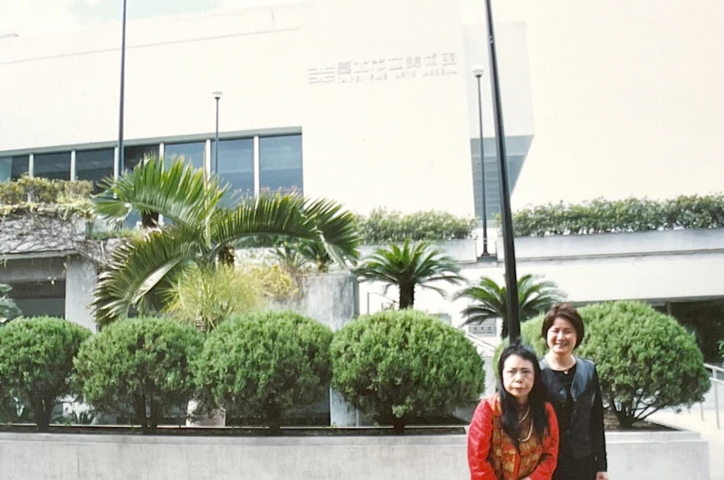 1998年11月19日，草間彌生參加台北藝博會時與時任台北市立美術館館長林曼麗合影｜林曼麗提供