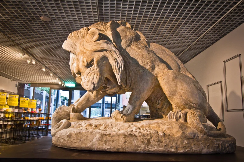 安東・路易・巴里，《獅子與毒蛇》，1832-1835，石膏，132 X 183 X 107 cm｜林曼麗在故宮院長任內與同校師長們合作爭取美國紐約大都會博物館永久借展一批精彩的百年石膏模製品｜北師美術館提供