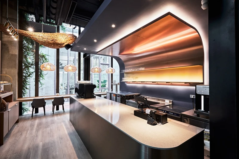 餐廳融合了工業風與港都隨性浪漫的設計風格，空間挑高。