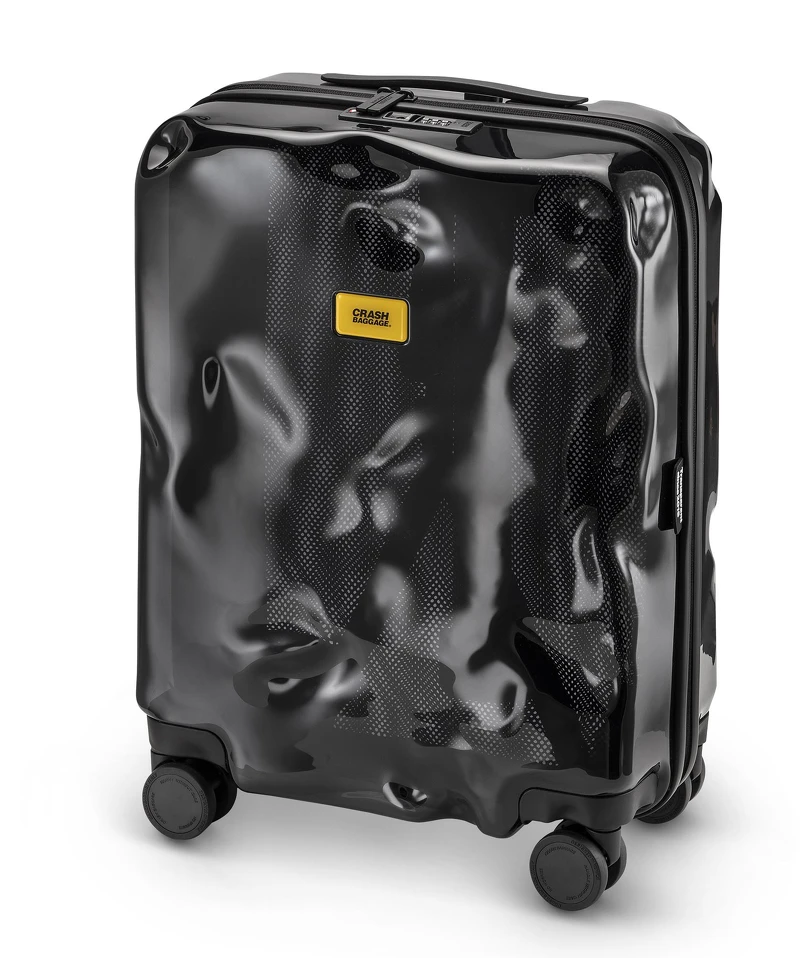Crash Baggage「透明黑」撞擊登機箱／NT$13,800Crash Baggage「透明黑」撞擊登機箱，NT13,800。