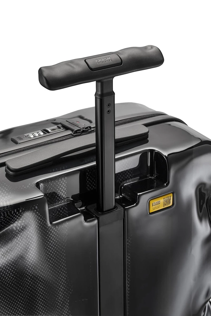 Crash Baggage「透明黑」撞擊登機箱，NT13,800。