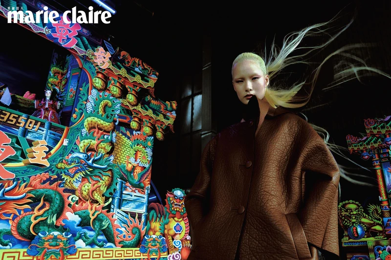 棕色皮革寬版夾克、棕色皮革圍巾，both by Prada。