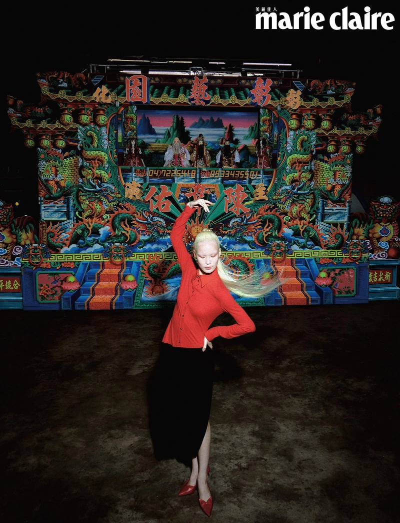 紅黑色拼色連身裙、紅色高跟鞋，both by Ferragamo。