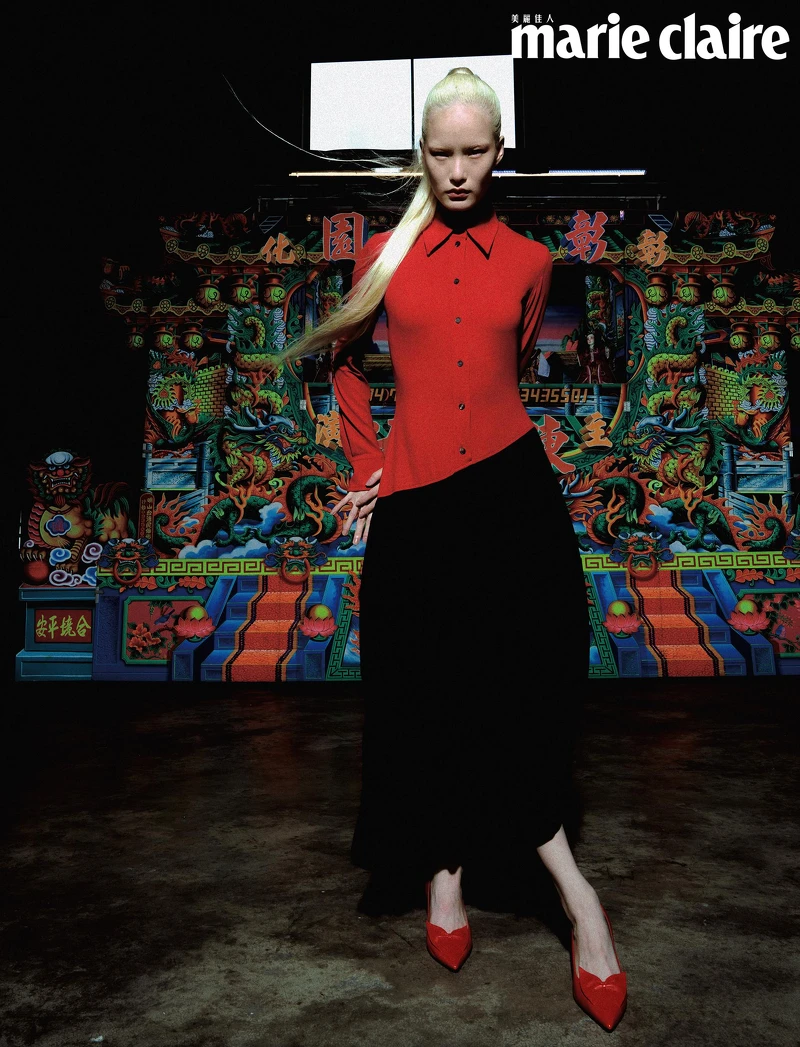 紅黑色拼色連身裙、紅色高跟鞋，both by Ferragamo。