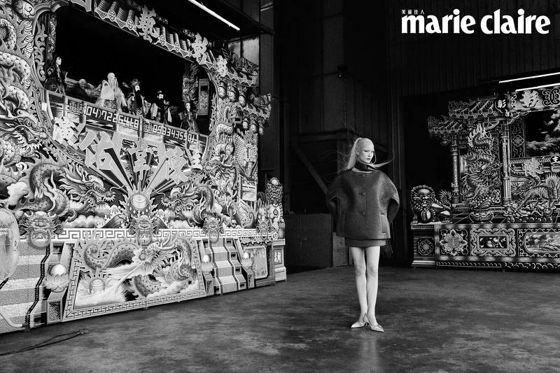 棕色皮革寬版夾克、棕色皮革圍巾、白色高跟鞋，all by Prada。