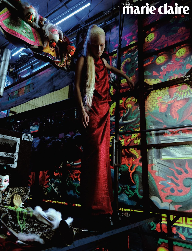 紅色印花洋裝、皮革綁帶長靴，both by Hermès。