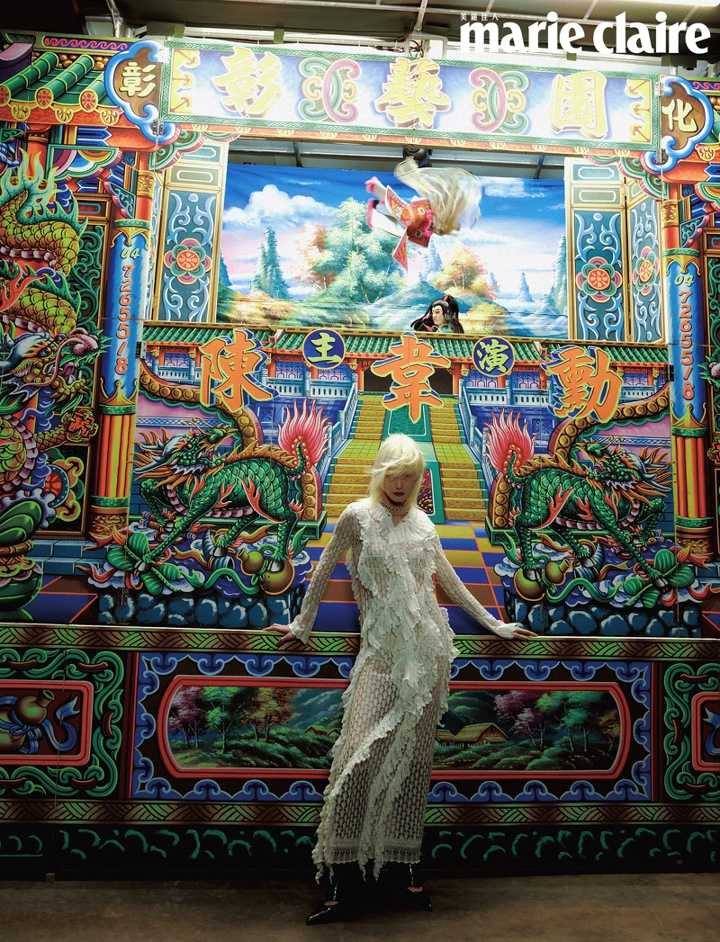 白色蕾絲連身裙、白色內搭、黑色皮革長靴，all by Dior。