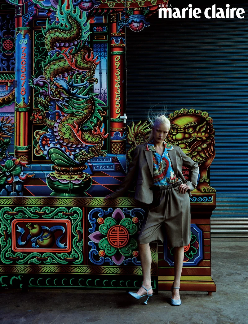 印花開領襯衫，GrowthRing & Supply；米灰色西裝外套、米灰色西裝短褲、藍色高跟鞋，all by Loewe。