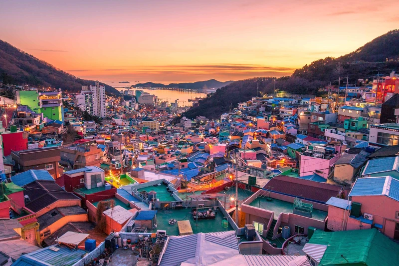 釜山甘川文化村彩色山城街景（韓國觀光公社提供）