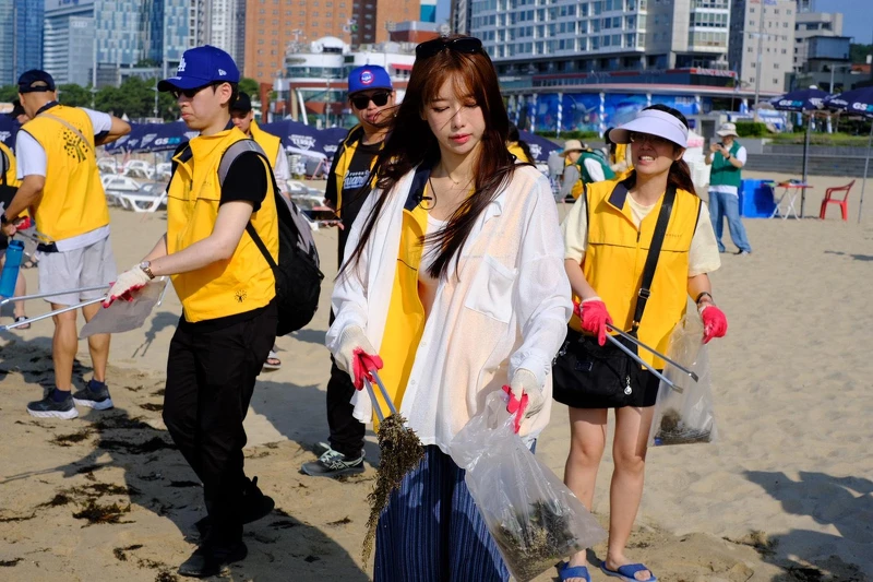 李雅英在釜山海雲台沙灘參與淨灘活動