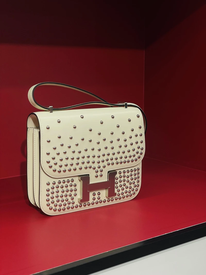 Hermès CONSTANCE 肩背包 2025 秋冬新款,鉚釘裝飾,奶油色 Cream 小牛皮,使用後呈現金銅色光澤 Hermès CONSTANCE 肩背包 2025 秋冬新款,鉚釘裝飾,奶油色 Cream 小牛皮,使用後呈現金銅色光澤