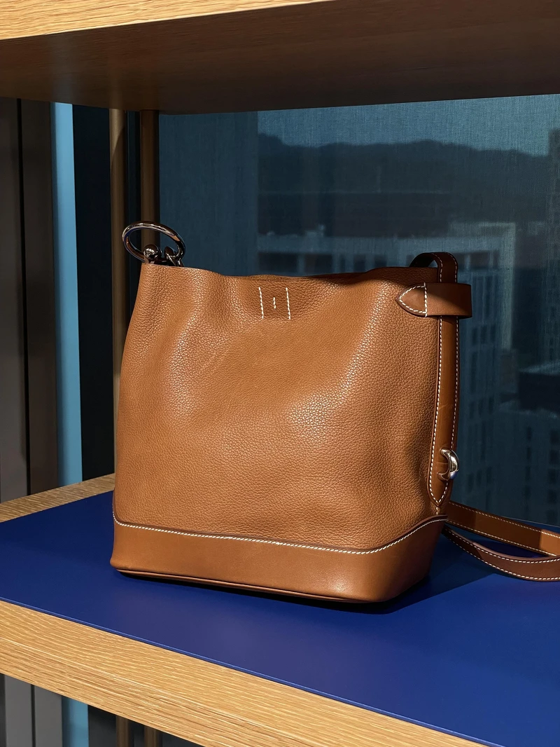 Hermès DOUBLE LONGE 肩背包,水桶輪廓與大型金屬環,馬術靈感,背帶可多段變化 Hermès DOUBLE LONGE 肩背包,水桶輪廓與大型金屬環,馬術靈感,背帶可多段變化