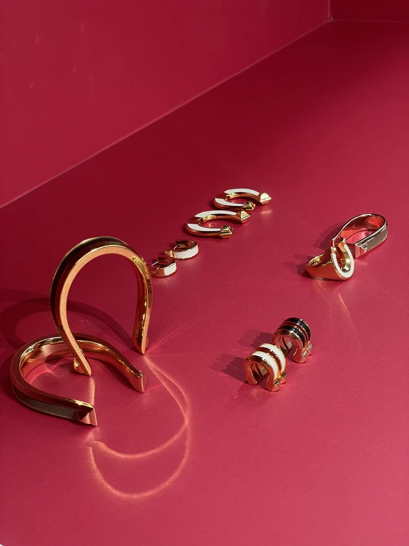 Hermès 馬蹄鐵靈感配件系列,小牛皮與金屬材質,含耳夾、雙環戒、耳環、手環 Hermès 馬蹄鐵靈感配件系列,小牛皮與金屬材質,含耳夾、雙環戒、耳環、手環