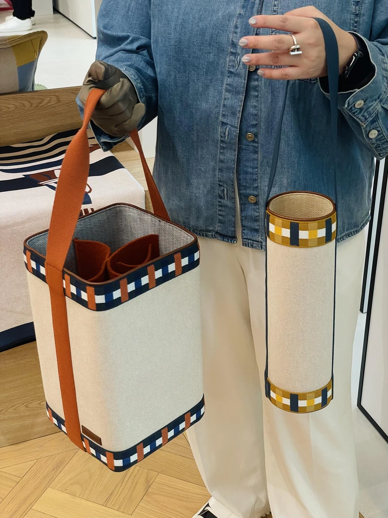 Hermès 2025 秋冬家居系列水壺袋/酒瓶收納提袋,實用收納設計 Hermès 2025 秋冬家居系列水壺袋/酒瓶收納提袋,實用收納設計