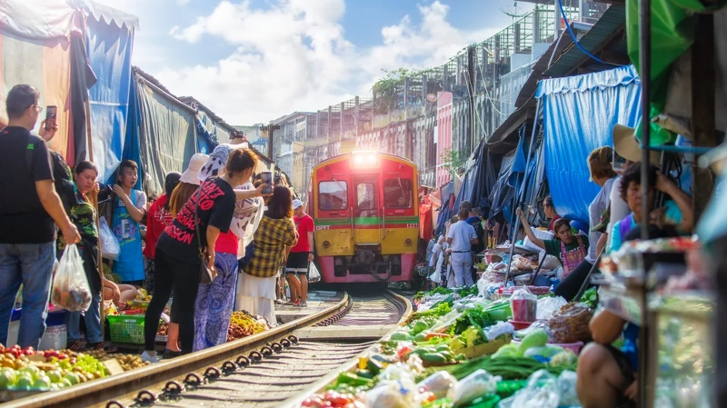 曼谷購物聖地：美功鐵道市集 Mae Klong Railway Market
