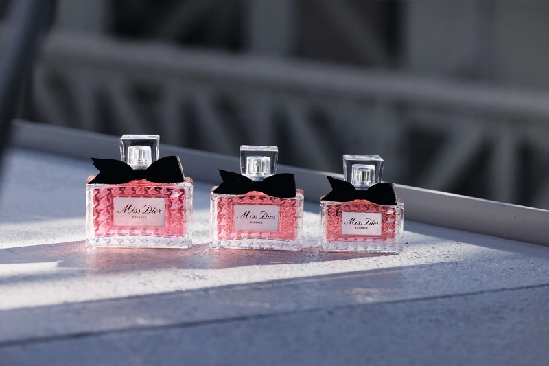 MISS DIOR極緻香精2025年廣告幕後花絮。