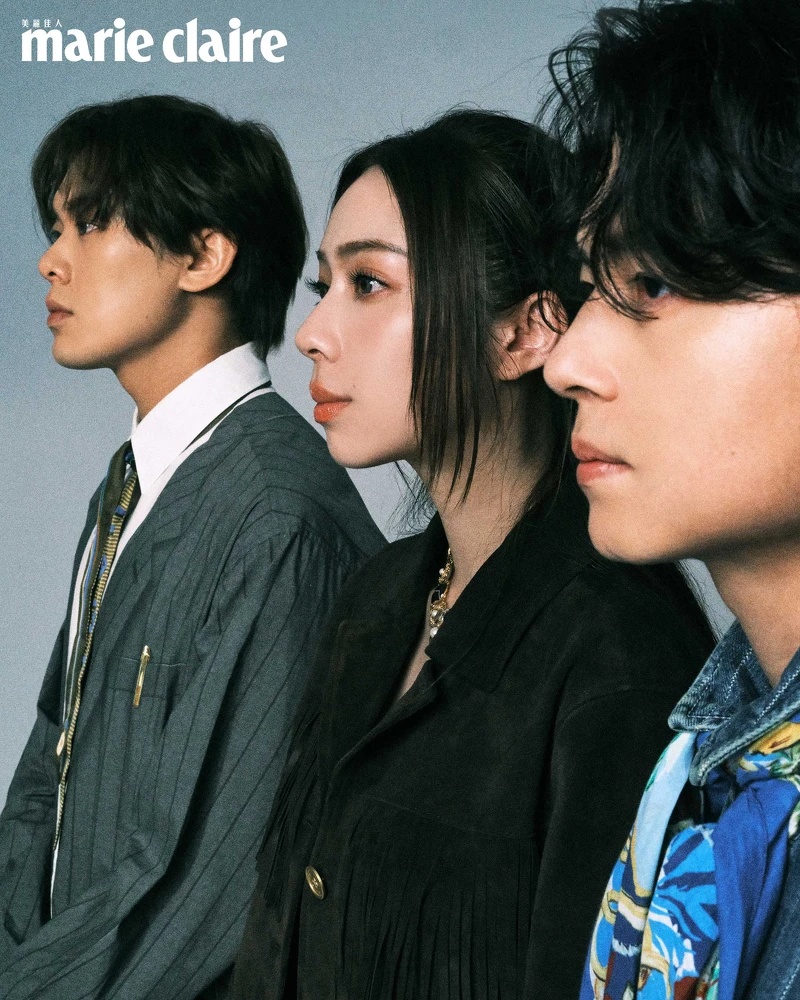 犬青：流蘇套裝、黑色上衣，both by Michael Kors。雲安：灰色西裝套裝、白色寬鬆襯衫，both by Moschino；印花絲帶，Longchamp。哲謙：直條紋丹寧套裝，Paul Smith；棉質印花方巾，Maje。