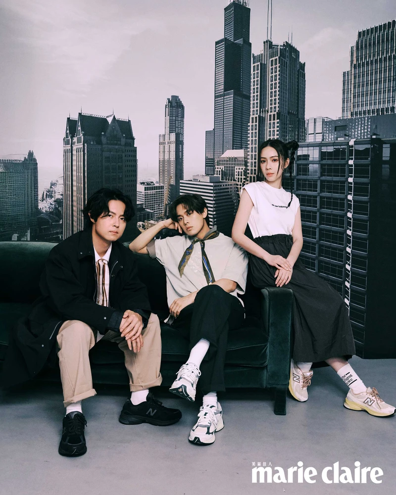 犬青：黑白撞色連身洋裝、2010運動鞋，all by New Balance。雲安：印花短袖上衣、印花Polo衫、黑色長褲、2010運動鞋，all by New Balance；印花絲帶，Longchamp。哲謙：印花Polo衫、卡其色長褲、開襟風衣外套、2010運動鞋，all by New Balance；印花絲帶，Longchamp。