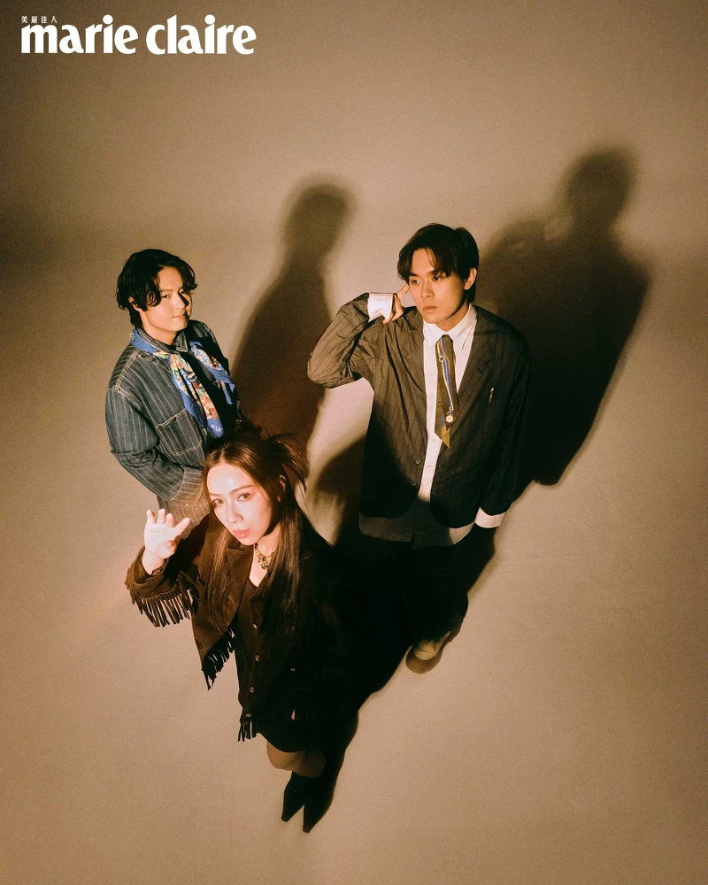 犬青：流蘇套裝、黑色上衣，all by Michael Kors；網紗跟鞋，Jimmy Choo。雲安：灰色西裝套裝、白色寬鬆襯衫、休閒鞋，all by Moschino；印花絲帶，Longchamp。哲謙：直條紋丹寧套裝，all by Paul Smith；棉質印花方巾，Maje。