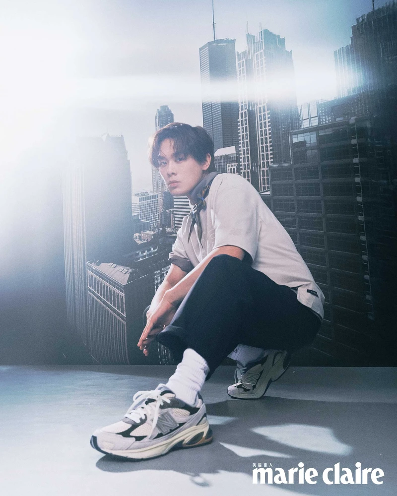 印花短袖上衣、印花Polo衫、黑色長褲、2010運動鞋，all by New Balance；印花絲帶，Longchamp