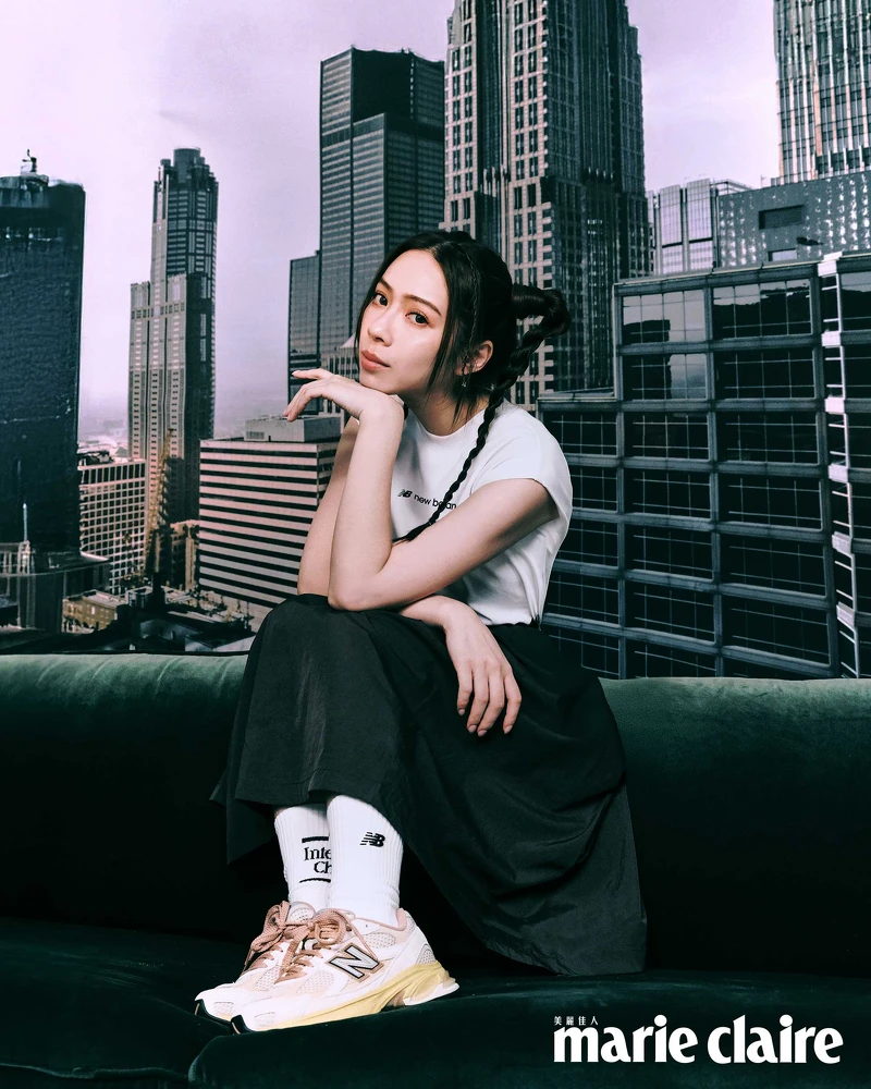 黑白撞色連身洋裝、2010運動鞋，all by New Balance。