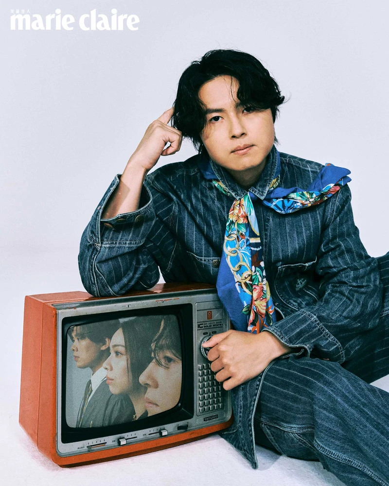 直條紋丹寧套裝，all by Paul Smith；棉質印花方巾，Maje。