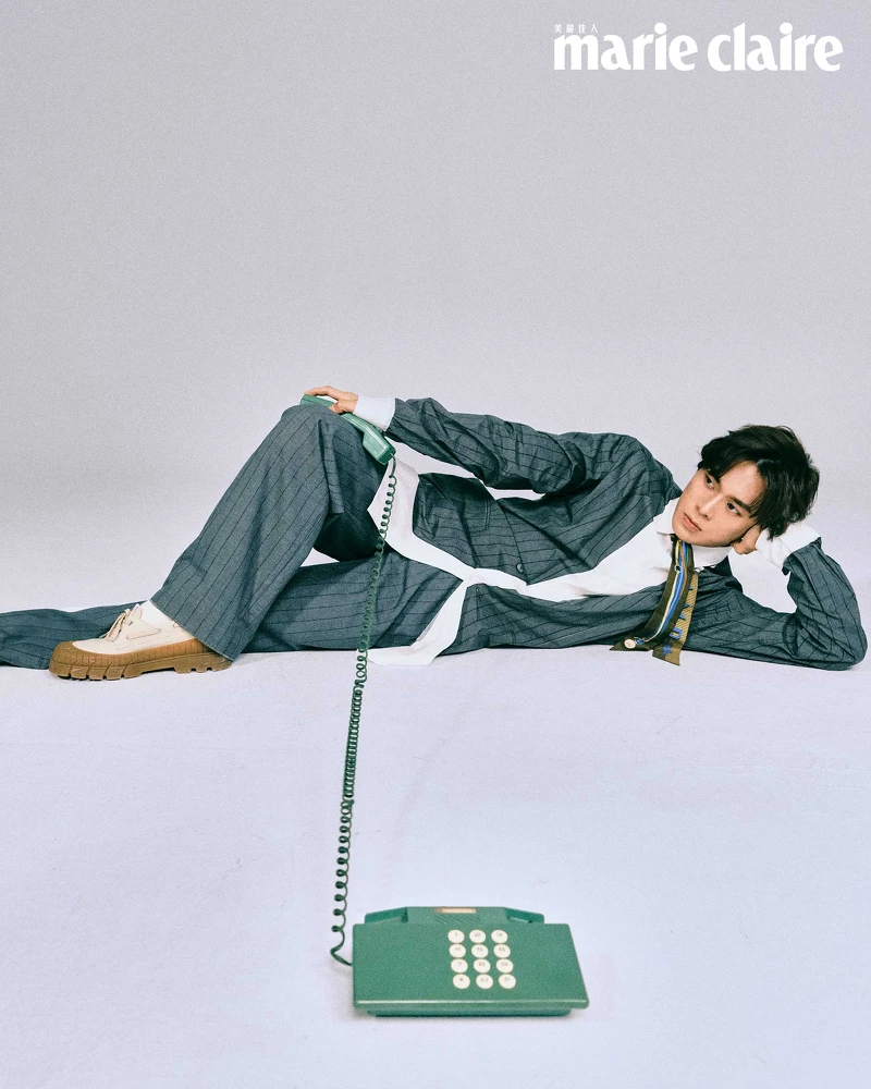 灰色西裝套裝、白色寬鬆襯衫、休閒鞋，all by Moschino；印花絲帶，Longchamp。