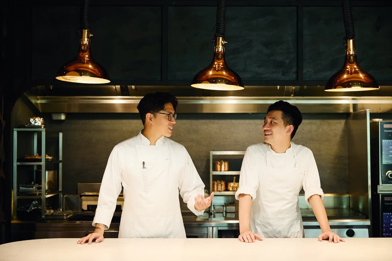 君尹Brisé由新銳主廚Pili(左)攜手執行主廚Sam 君尹Brisé由新銳主廚Pili(左)攜手執行主廚Sam