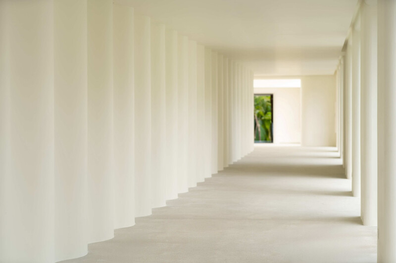 波浪造型的大廳廊道。