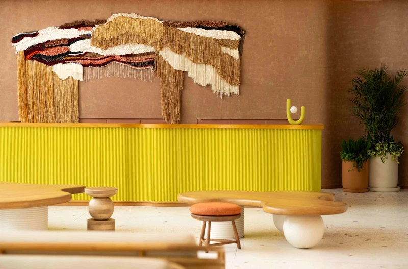 酒店接待大廳，以明亮的色彩、活潑的曲線構築空間。