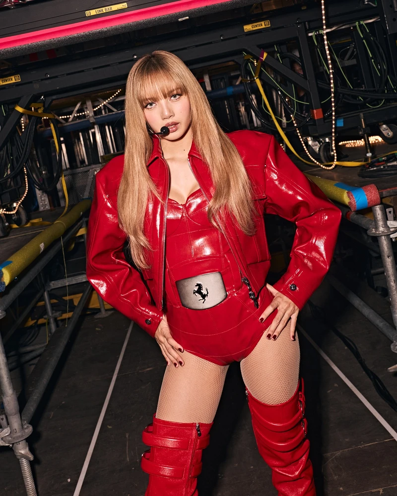 Lisa 身穿 Ferrari 訂製紅色皮革連身衣與騎士外套 Lisa 身穿 Ferrari 訂製紅色皮革連身衣與騎士外套