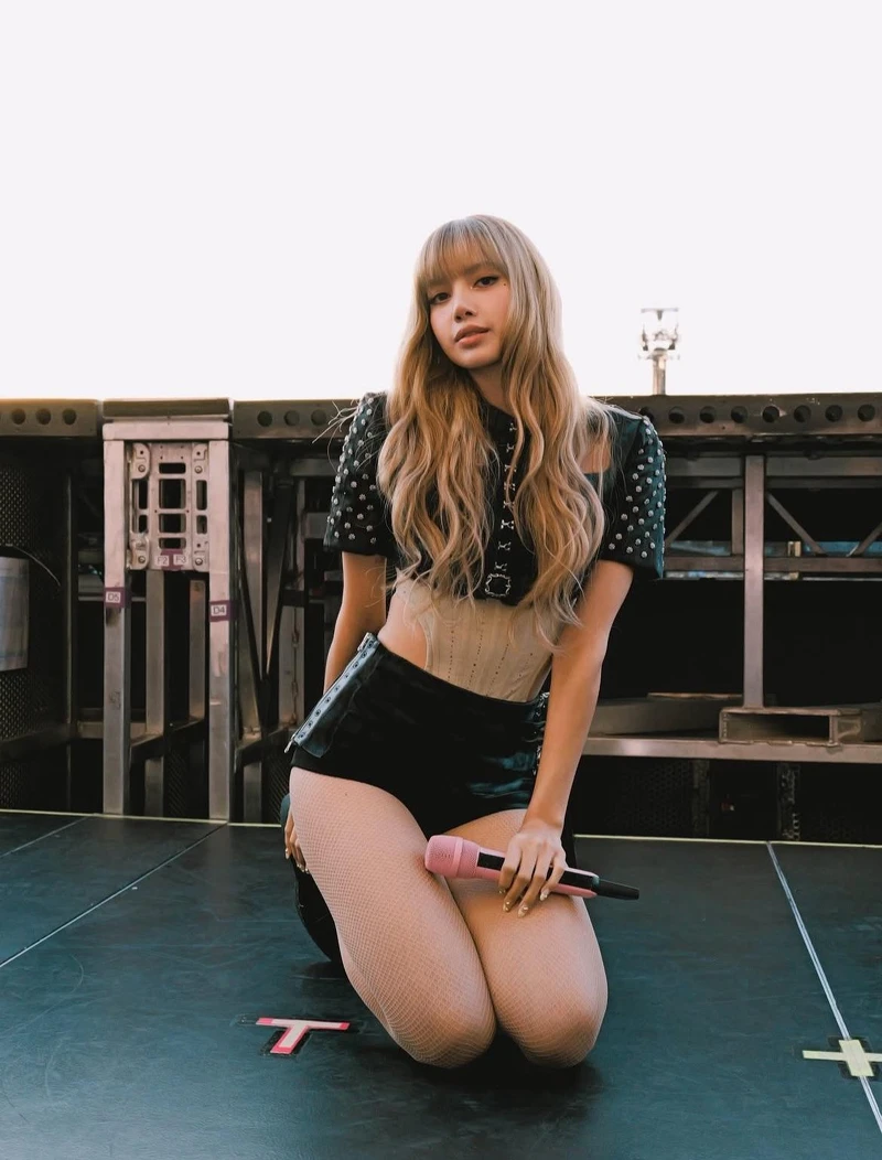 BLACKPINK Lisa 於《DEADLINE》世界巡迴演唱會的舞台表演造型