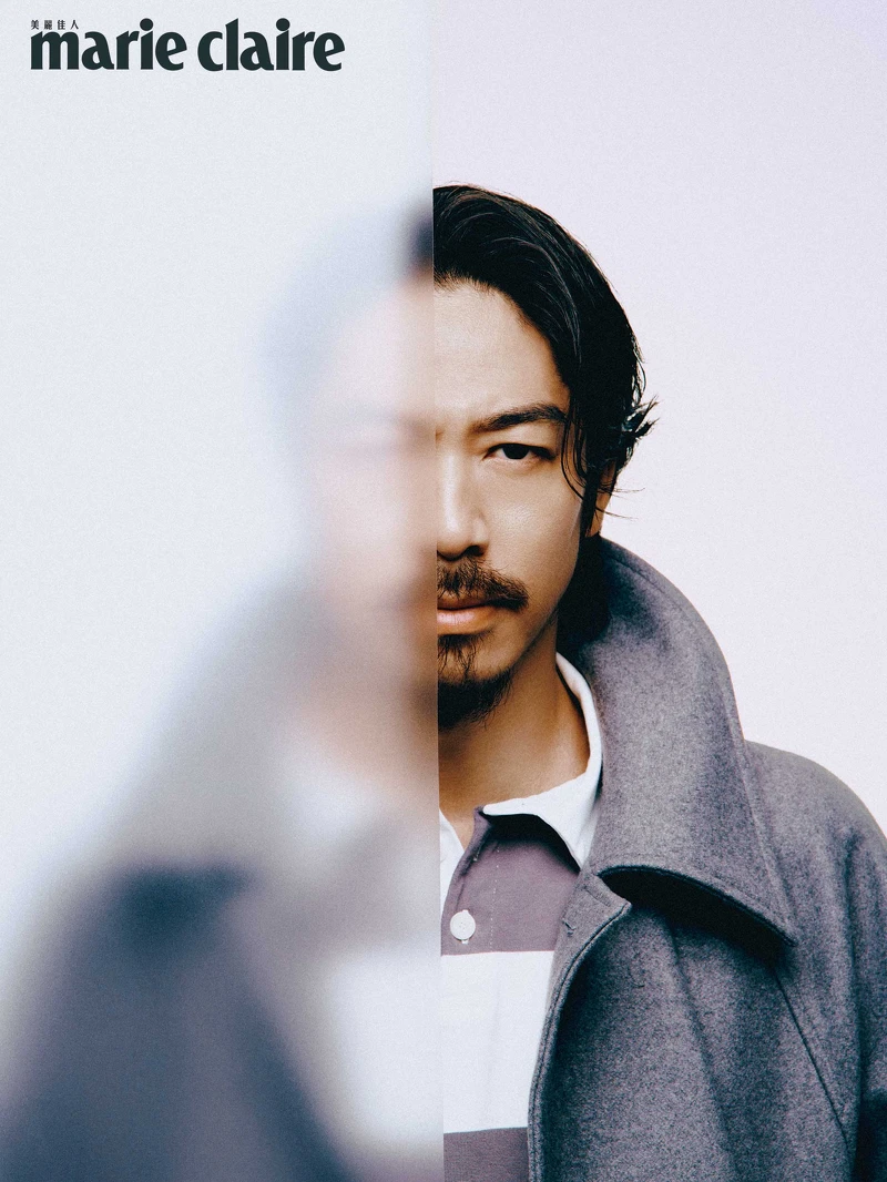 灰色羊毛立領大衣、灰白條紋Polo衫,Both by peter wu。 灰色羊毛立領大衣、灰白條紋Polo衫,Both by peter wu。