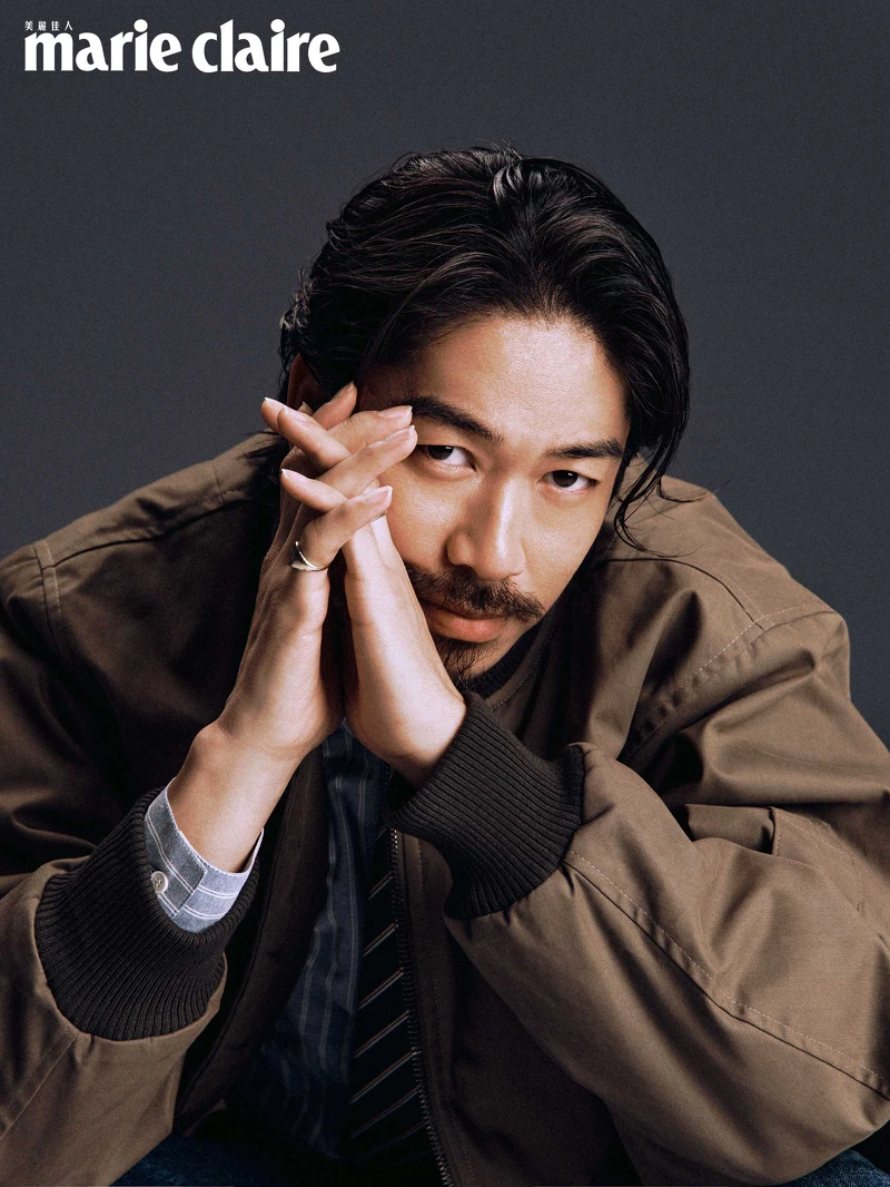 咖啡色短版飛行外套、淺藍條紋襯衫、深藍條紋領帶,All by perter wu。 咖啡色短版飛行外套、淺藍條紋襯衫、深藍條紋領帶,All by perter wu。