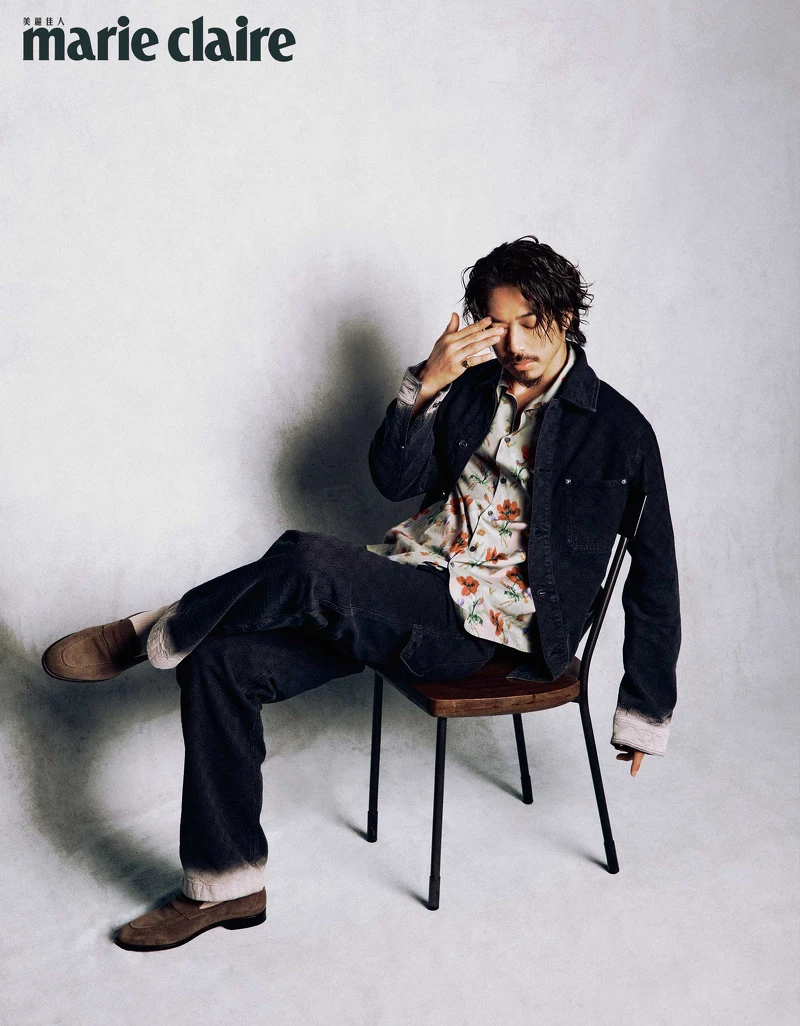 漸層丹寧外套、漸層丹寧長褲,both by Gucci; 花卉印花短袖襯衫,Loewe;麂皮樂福鞋,Loro Piana。 漸層丹寧外套、漸層丹寧長褲,both by Gucci; 花卉印花短袖襯衫,Loewe;麂皮樂福鞋,Loro Piana。