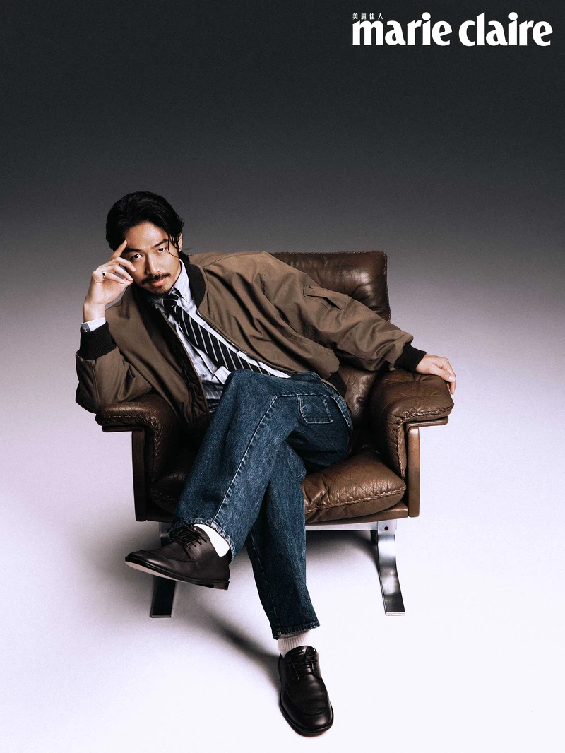 咖啡色短版飛行外套、淺藍條紋襯衫、深藍條紋領帶、深藍牛仔褲,All by perter wu;深咖啡色皮革德比鞋,Ferragamo。 咖啡色短版飛行外套、淺藍條紋襯衫、深藍條紋領帶、深藍牛仔褲,All by perter wu;深咖啡色皮革德比鞋,Ferragamo。