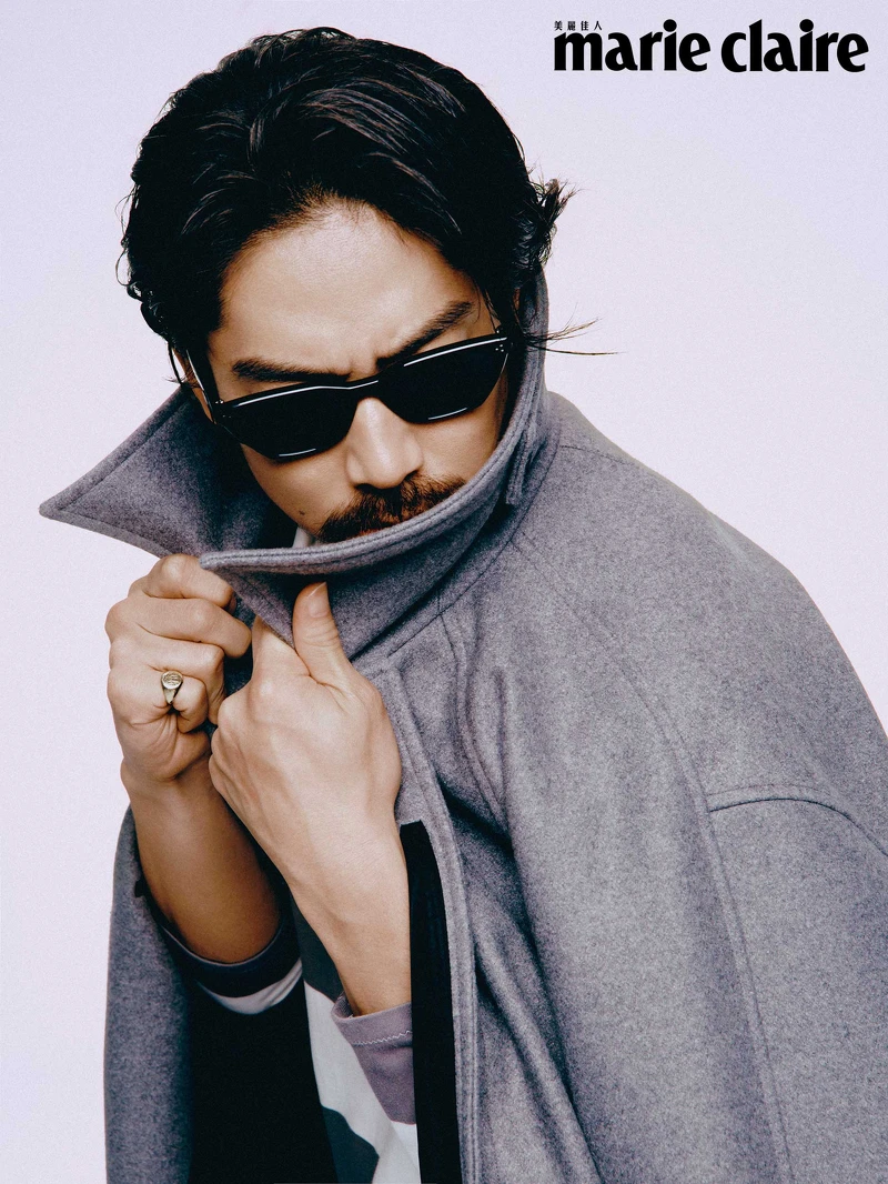 灰色羊毛立領大衣、灰白條紋Polo衫,All by peter wu。 灰色羊毛立領大衣、灰白條紋Polo衫,All by peter wu。