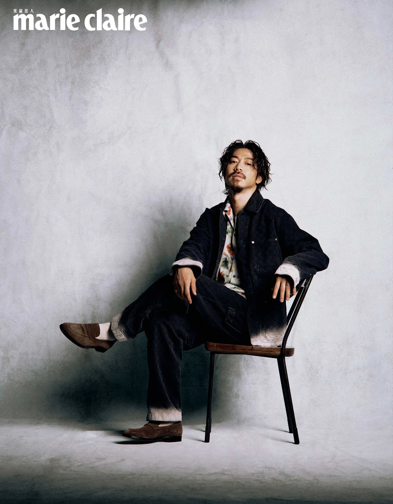 漸層丹寧外套、漸層丹寧長褲,both by Gucci; 花卉印花短袖襯衫,Loewe;麂皮樂福鞋,Loro Piana。 漸層丹寧外套、漸層丹寧長褲,both by Gucci; 花卉印花短袖襯衫,Loewe;麂皮樂福鞋,Loro Piana。