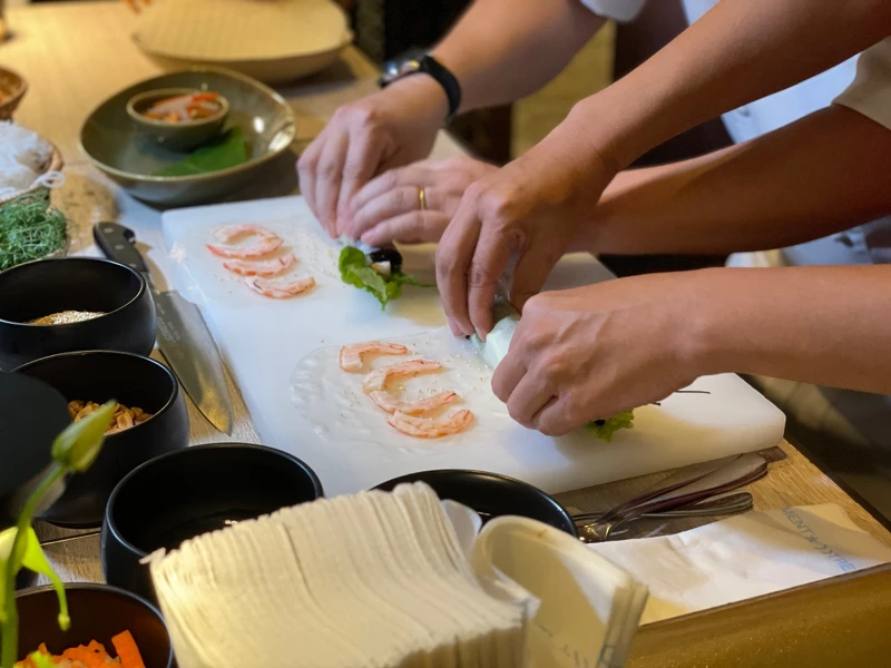 主廚在記者會現場示範「西貢生春捲」。 主廚在記者會現場示範「西貢生春捲」。