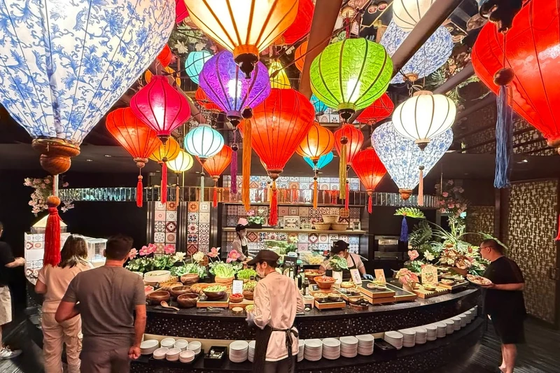 「栢麗廳」自助餐空間高掛映照暖光的越南絲綢燈籠。 「栢麗廳」自助餐空間高掛映照暖光的越南絲綢燈籠。