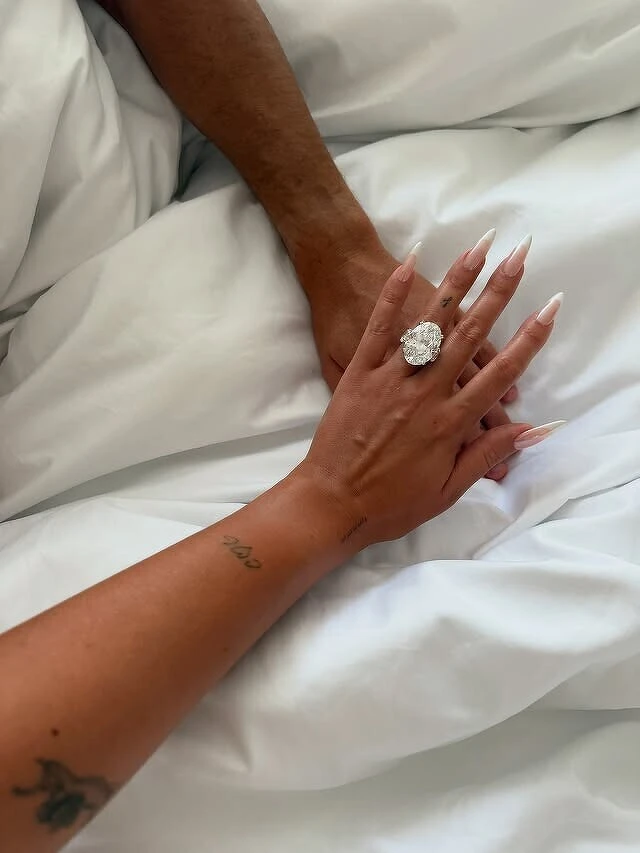 C羅求婚喬治娜,獻上一只橢圓型巨鑽戒指粗估主鑽25克拉、價值超過200萬美元的巨大戒指。 C羅求婚喬治娜,獻上一只橢圓型巨鑽戒指粗估主鑽25克拉、價值超過200萬美元的巨大戒指。