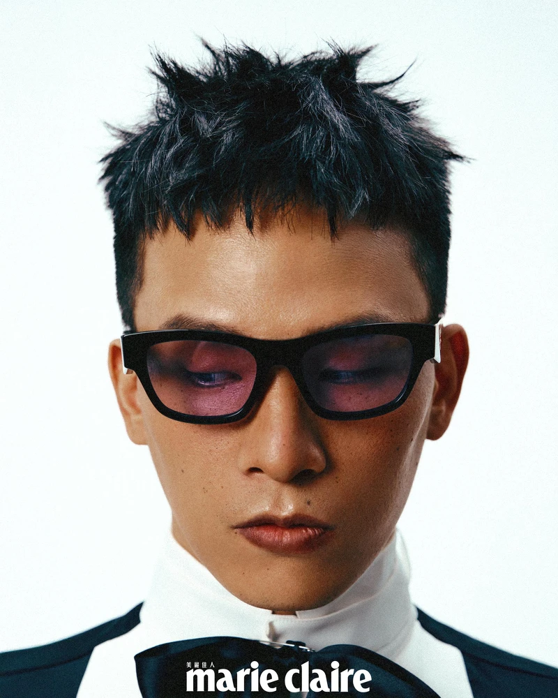 緞面襯衫，Loewe；黑色皮鞋，Prada；Symbole 太陽眼鏡，Prada Eyewear。