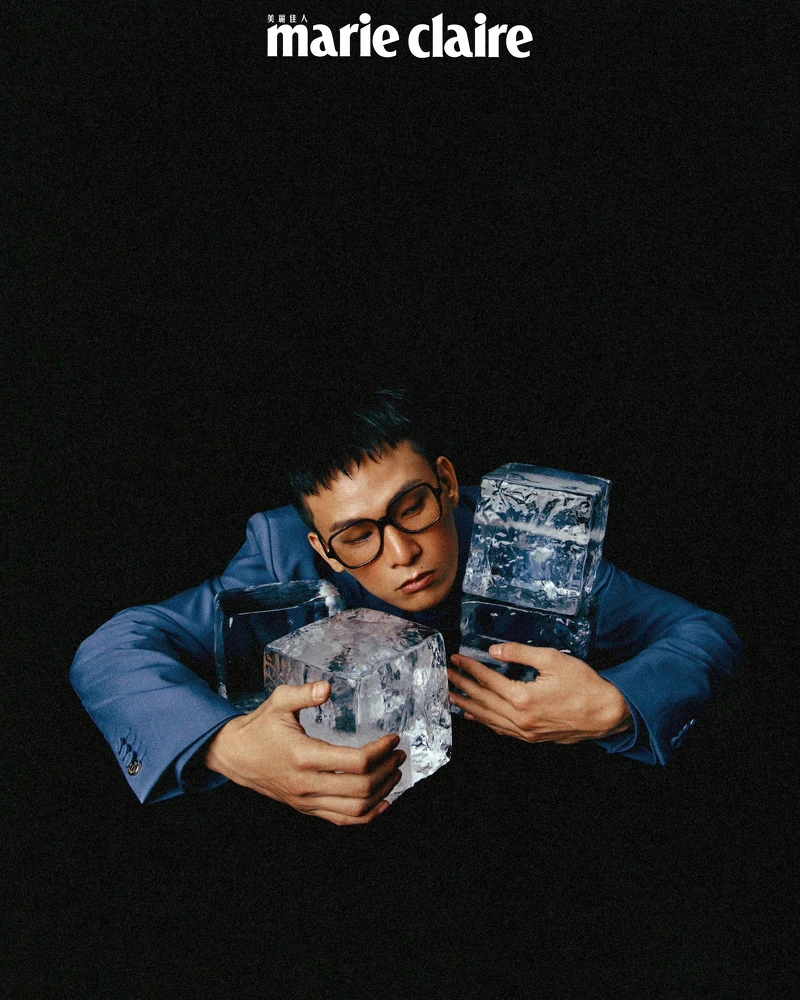 藍色襯衫、藍色西裝外套、藍色領帶，all by Gucci；琥珀色眼鏡，Oliver Peoples。