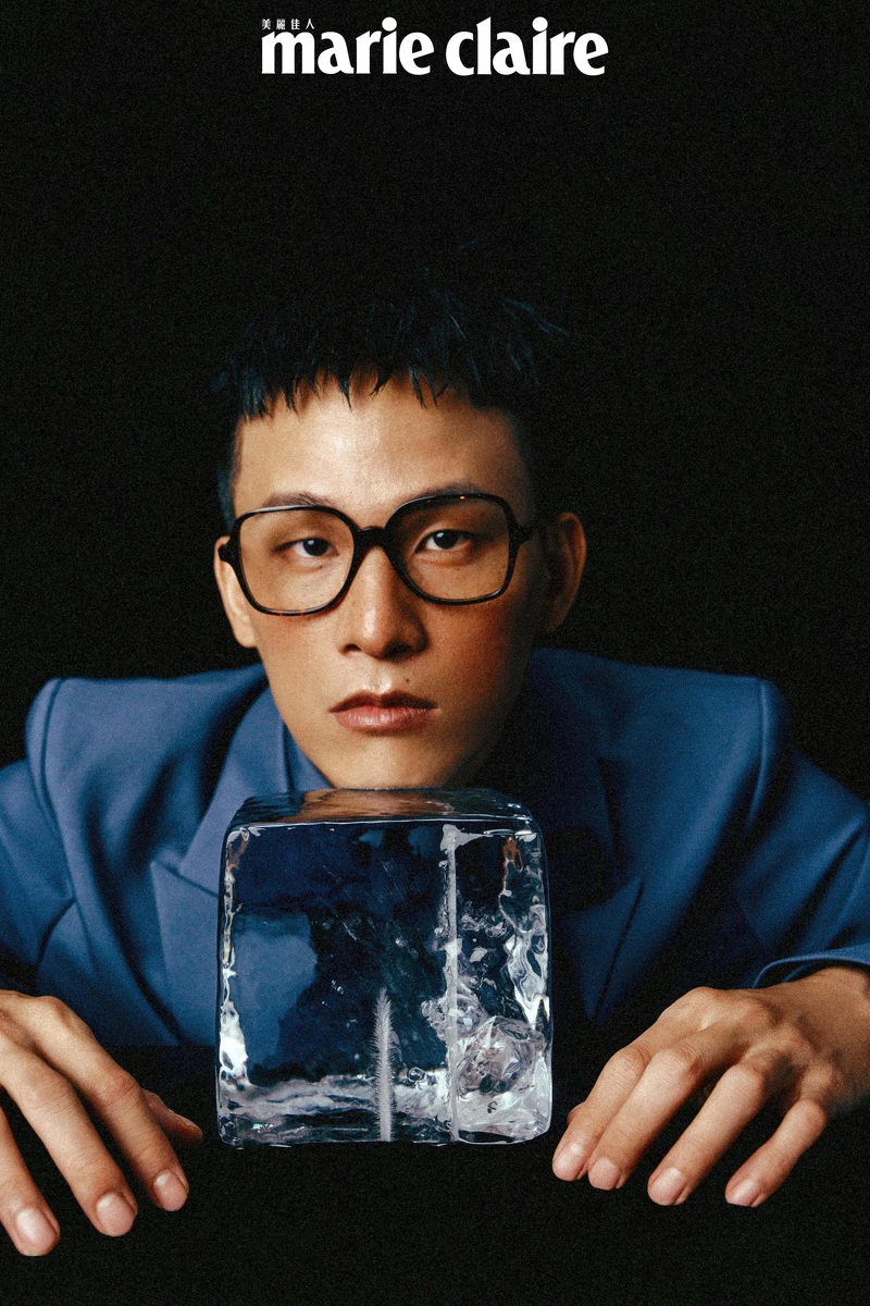 藍色襯衫、藍色西裝外套、藍色領帶，all by Gucci；琥珀色眼鏡，Oliver Peoples。