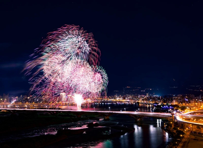 台北的「大稻埕夏日節」每年夏天在淡水河岸登場。 台北的「大稻埕夏日節」每年夏天在淡水河岸登場。